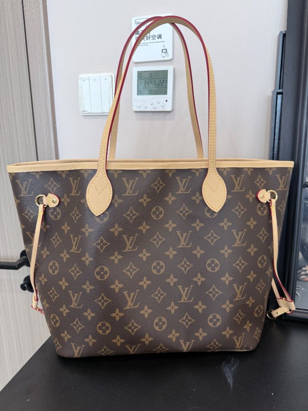 Louis Vuitton Neverfull, specifically the MM (Medium) size in theiconic Monogra - Picture 4 of 8